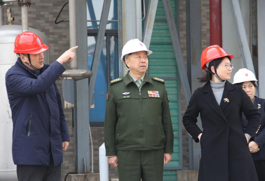 常州市委常委、常州軍分區(qū)大校司令員廖鵬一行來常州制藥廠調(diào)研公司黨管武裝相關(guān)工作